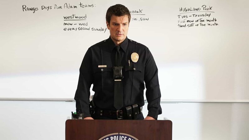 Officer John Nolan (Nathan Fillion) motiviert seine Kollegen für den Einsatz. – Bild: ZDF und Eric McCandless./​Eric McCandless
