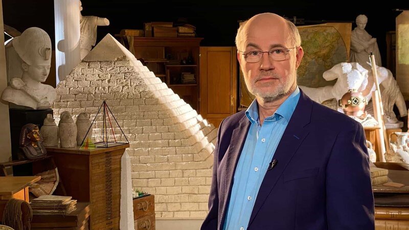 In der 5. Staffel der „Ungelösten Fälle der Archäologie“ befasst sich Harald Lesch mit dem Geheimnis der weltweit zu findenden Pyramiden. – Bild: ZDF und Axel Sand./​Axel Sand