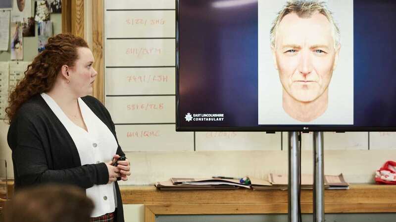 Muriel (Bronwyn James) präsentiert ihren Kollegen ein Phantombild des gesuchten Verbrechers. – Bild: ZDF und Matt Frost./​Matt Frost