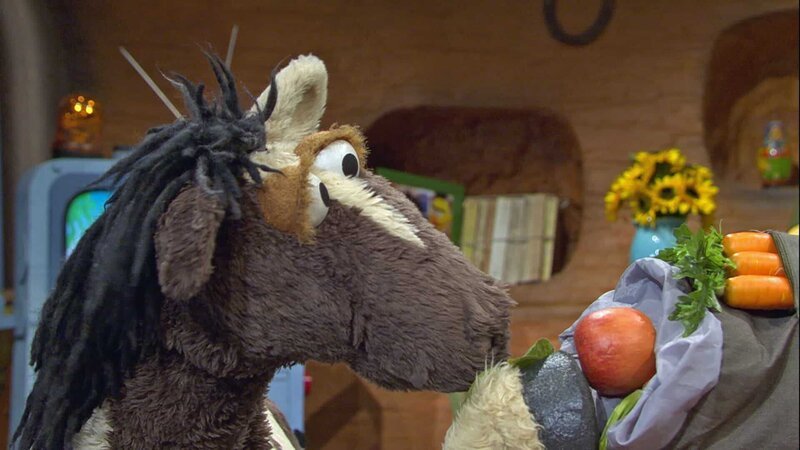 Pferd packt jede Menge Proviant für die Wanderung mit Wolle ein. – Bild: NDR/​Sesame Workshop