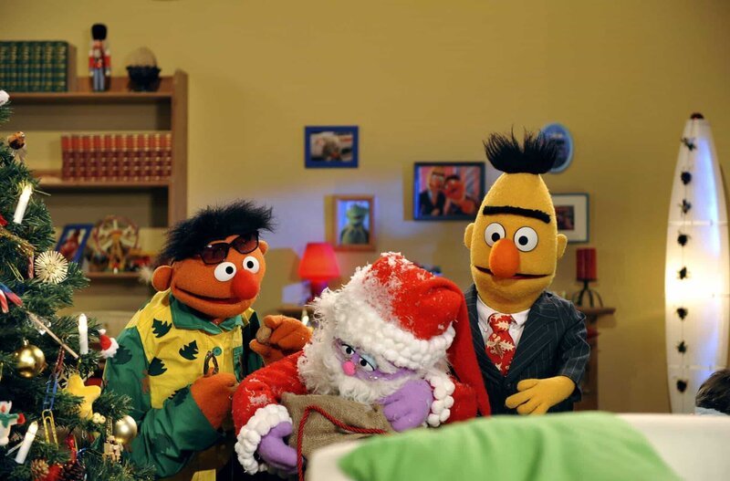 Ernie und Bert begrüßen den Weihnachtsmann. – Bild: NDR/​Studio Hamburg/​Boris Laewen
