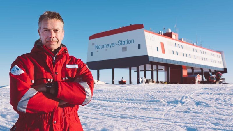 Dirk Steffens vor der Neumayer-Station in der Antarktis im Januar 2020. – Bild: ZDF und Oliver Roetz./​Oliver Roetz