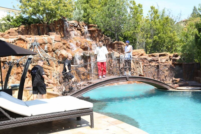 Brett and Wayde admire the view from Tyga’s pool. – Bild: Copyright: Discovery Communications, Inc. For Show Promotion Only