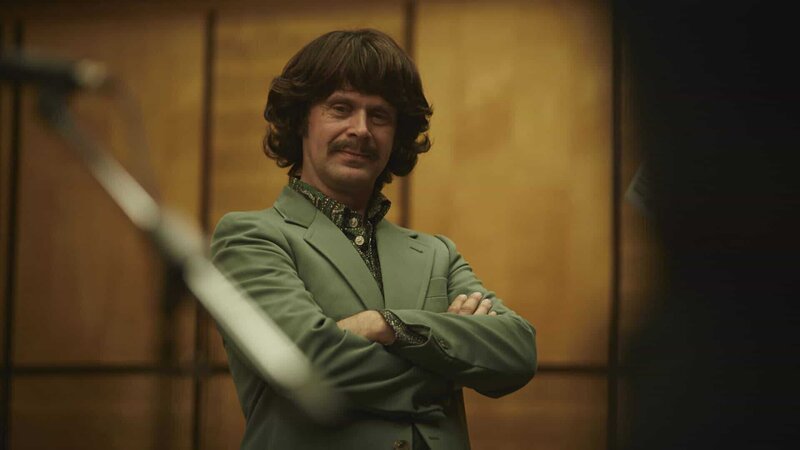 Matthias Matschke als George Harrison. – Bild: ZDF und Kristof Galgoczi Nemeth/​Kristof Galgoczi Nemeth