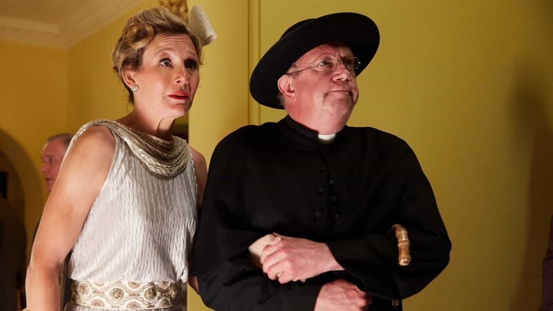 Lady Felicia (Nancy Carroll) und Father Brown (Mark Williams) verlassen zügig die Veranstaltung. – Bild: ZDF und Laura Radford./​Laura Radford