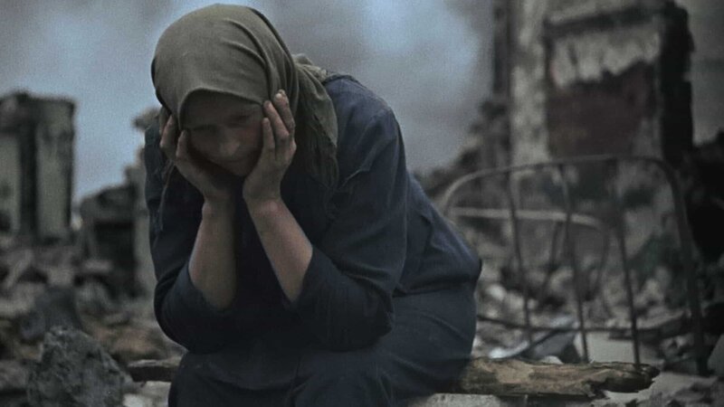 Eine deutsche Frau reagiert, nachdem ihre Straße von den Alliierten bombardiert worden ist. (Bundesarchiv/​CC&C) – Bild: Bundesarchiv/​CC&C /​ Bundesarchiv/​CC&C