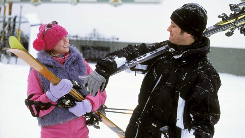 Da lacht Bridget (Renée Zellweger), das Ski-Ass aus London. Aber noch ist sie mit Mark (Colin Firth) nicht im Lift auf die Piste gefahren. – Bild: ZDF und Laurie Sparham/​Laurie Sparham