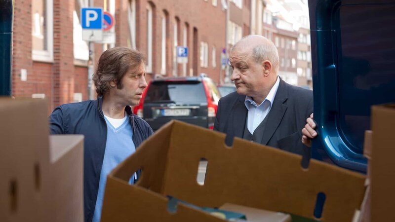 Ekki (Oliver Korittke, l.) will die Kartons nicht ausladen. Wilsbergs (Leonard Lansink, r.) Bücher wurden gepfändet. – Bild: ZDF und Thomas Kost/​Thomas Kost