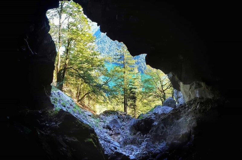 Höhle in den Steilhängen, die den Königssee begrenzen. – Bild: WDR/​nautilusfilm