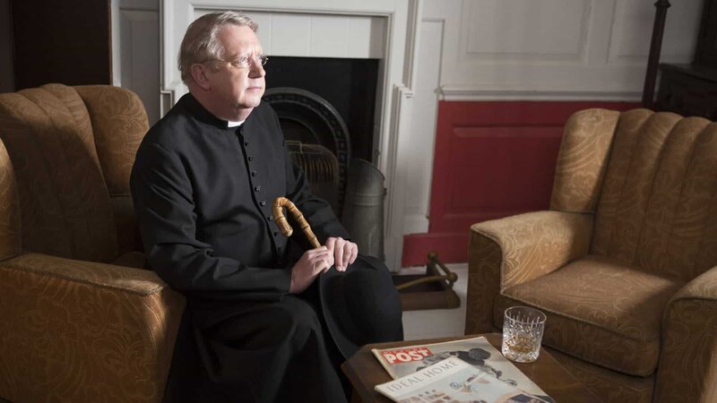 Father Brown (Mark Williams) rätselt was wirklich hinter dem Tod des jungen Alexander steckt. – Bild: ZDF und Gary Moyes/​Gary Moyes