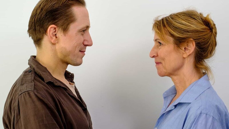 Die 59-jährige Rosa (Kirsten Block) und der fast 20 Jahre jüngere Udo (Timo Jacobs) führen eine heimliche leidenschaftliche Beziehung. – Bild: ZDF und GORDON MUEHLE./​GORDON MUEHLE