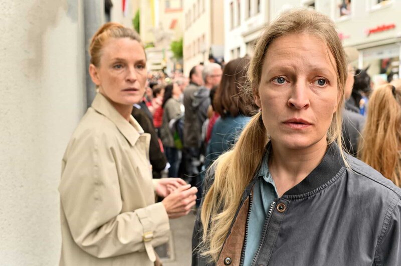 L-R: Gisela Begele (Katja Lechthaler), Marlene Stöhr (Stefanie von Poser). – Bild: ORF/​Graf Film/​Patrick Pfeiffer