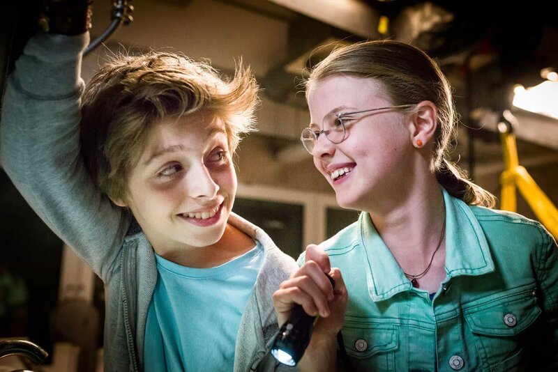 Happy! Till (Otto von Grevenmoor) und Pinja (Sina Michel) haben im Präparationsraum ihre Freunde wiedergefunden. – Bild: NDR/​Boris Laewen