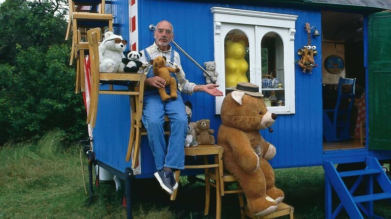 Auf der Treppe zu seinem Dachgarten hat Peter (Peter Lustig) sich mit seinen Teddybären niedergelassen, um ein Loblied auf die Bärengattung zu singen. – Bild: ZDF und Christiane Pausch./​Christiane Pausch