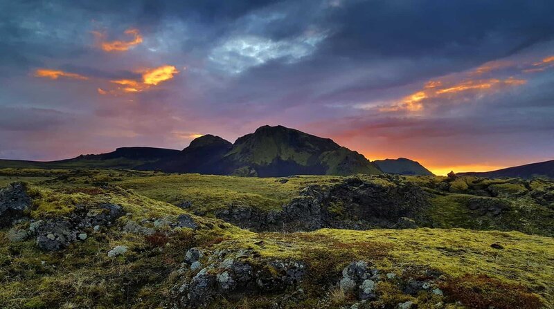 Mitternachtsonne über Island. – Bild: BR/​WDR/​Jan Haft