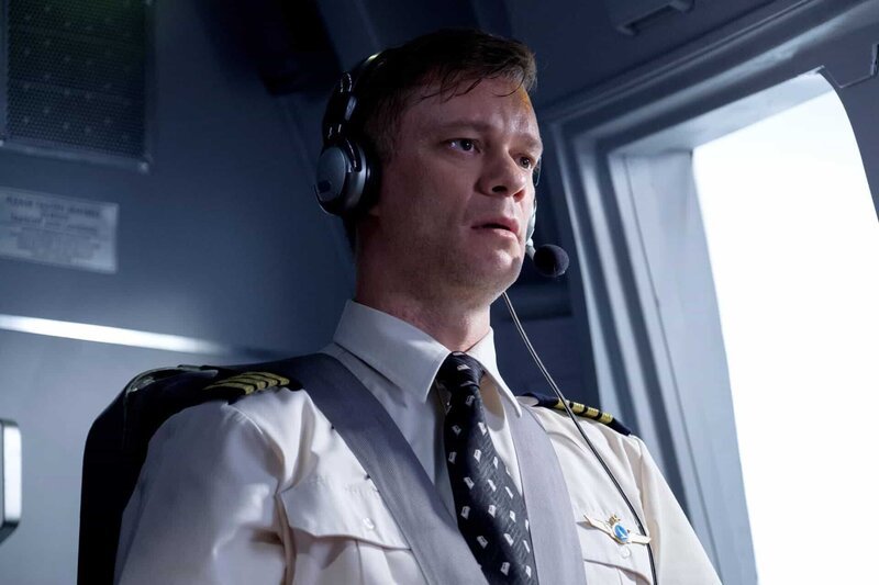 Kapitän Malcolm Waters versucht ruhig zu bleiben, als Cathay-Pacific-Flug 780 in eine heikle Situation gerät (Reenactment-Szene). – Bild: PLURIMEDIA (Cineflix /​ Darren Goldstein)
