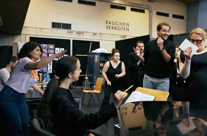 Wenn die Arbeit zum Leben wird: Regisseurin Pinar Karabulut (li.) inszeniert an der Deutschen Oper Berlin. – Bild: weltrecorder /​ © weltrecorder