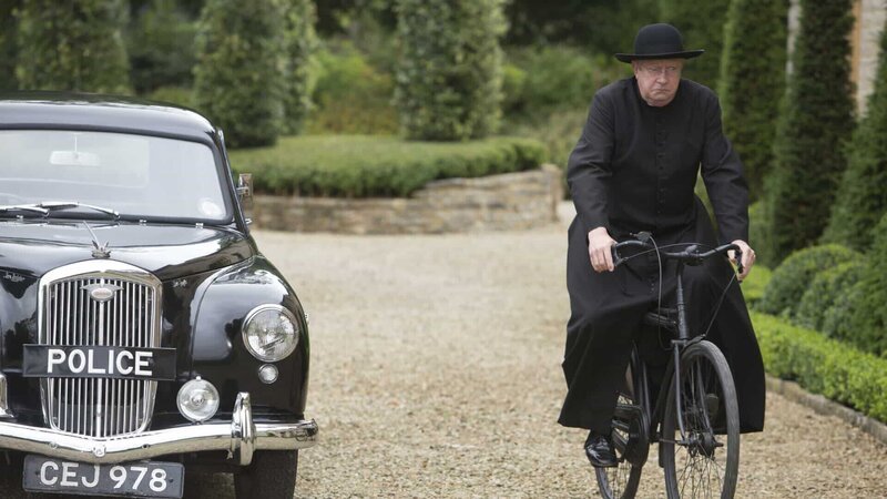 Father Brown (Mark Williams) eilt zum Tatort. – Bild: ZDF und Gary Moyes/​Gary Moyes