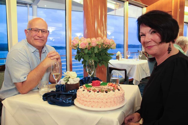 Geburtstagstorte für die Passagierin Ute Hoose. – Bild: BR/​Deborah Stoeckle/​Deborah Stöckle