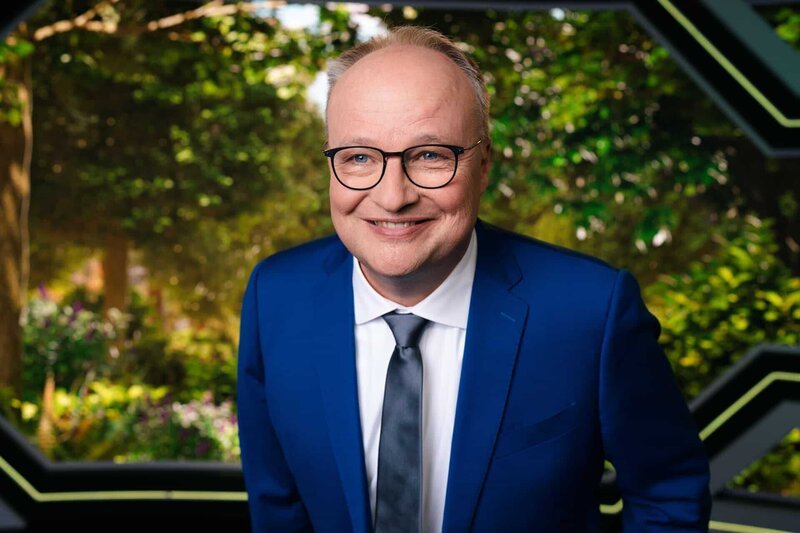 Oliver Welke moderiert in der Elternzeitvertretung die Folge: „Achtung, Greenwashing“. – Bild: ZDF und Ben Knabe./​Ben Knabe