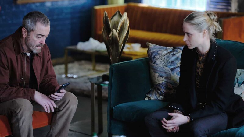 In der Wohnung seiner Tochter begegnet Danny (James Nesbitt) Nicola (Niamh Algar), der Ehefrau seiner toten Tochter, die ihm ein Video der Hochzeit zeigt. – Bild: ZDF und LAURENCE CENDROWICZ./​LAURENCE CENDROWICZ