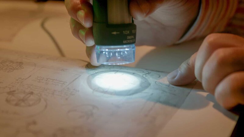 Eine Zeichnung von Leonardo da Vinci wird untersucht. – Bild: ORF/​ZED