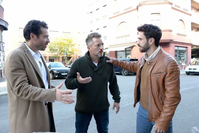 Beim Streit zwischen Carlos (Patrick Fernandez, l.) und Tobias (Jan Kittmann, r.) ist Michi (Lars Pape) der Leidtragende. – Bild: RTL /​ Rolf Baumgartner