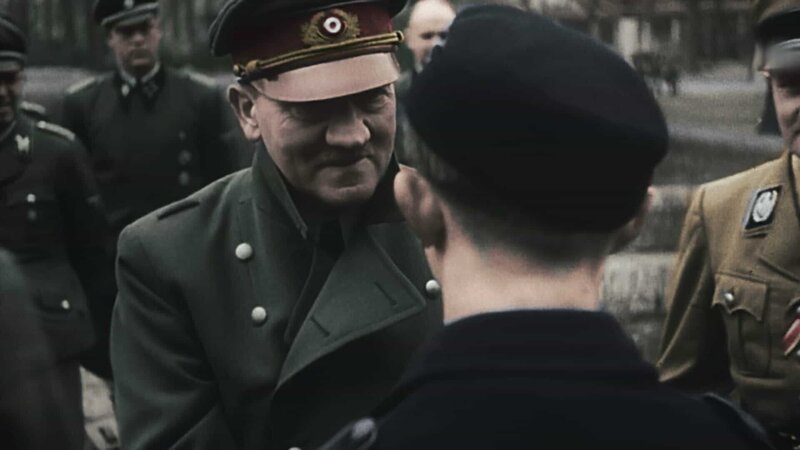 Adolf Hitler gratuliert einem kleinen Jungen, sein letzter öffentlicher Auftritt. (Bundesarchiv/​CC&C) – Bild: Bundesarchiv/​CC&C /​ Bundesarchiv/​CC&C