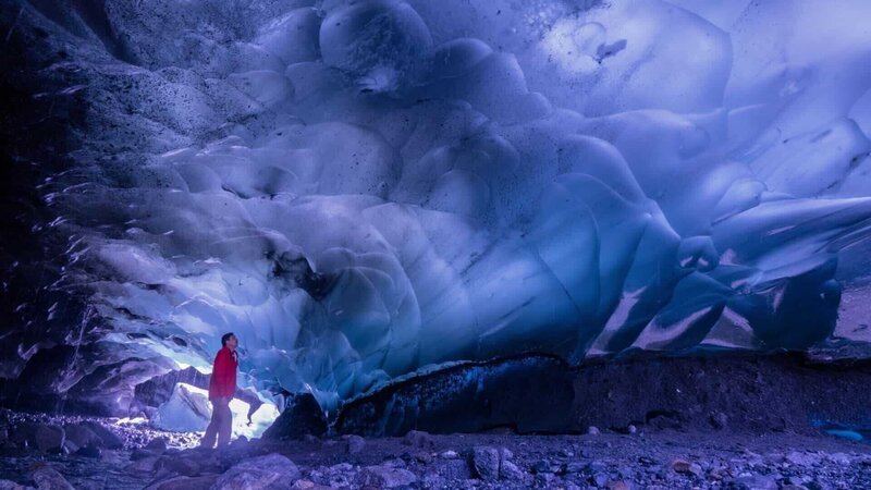 Eishöhlen unter Gletschern – wie hier in am Mendenhall-Gletscher in Alaska – sind schön, aber vergänglich. – Bild: ZDF und Wu Swee Ong © Getty Images./​Wu Swee Ong © Getty Images