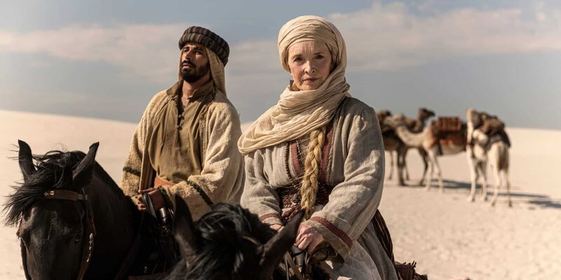 Jane Digby (Lindsay Duncan, r.) ist stets ihren eigenen Weg gegangen. Im Jemen hat die Abenteurerin Scheich Medjuel (Faical Elkihel, l.) geheiratet, sehr zur Häme der Presse in ihrer englischen Heimat. – Bild: ZDF und Joe Alblas.