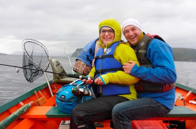 Die Passagiere Anja und Petro beim Fischen in Corner Brook, Neufundland, Kanada. – Bild: BR/​Bewegte Zeiten Filmproduktion GmbH/​Gerrit Mannes