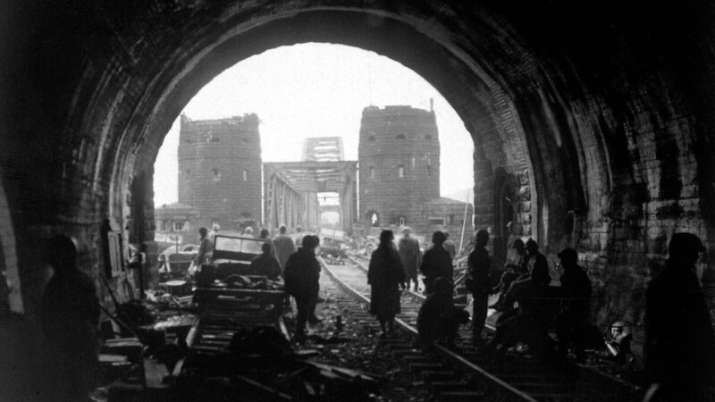 An der Brücke von Remagen gelingt den Alliierten im März 1945 der Übergang über den Rhein. – Bild: ZDF und National Archives./​National Archives