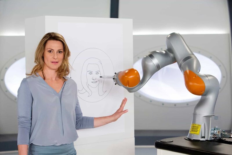 Malen können wie Picasso – welcher Hobbyzeichner hat davon nicht schon von geträumt! Anja Reschke stellt einen Roboter vor, der die Führung unserer Hand übernimmt und uns dadurch neue Fertigkeiten beibringt. Mehr dazu in Wissen vor acht – Zukunft. – Bild: ARD/​Michael Boehme