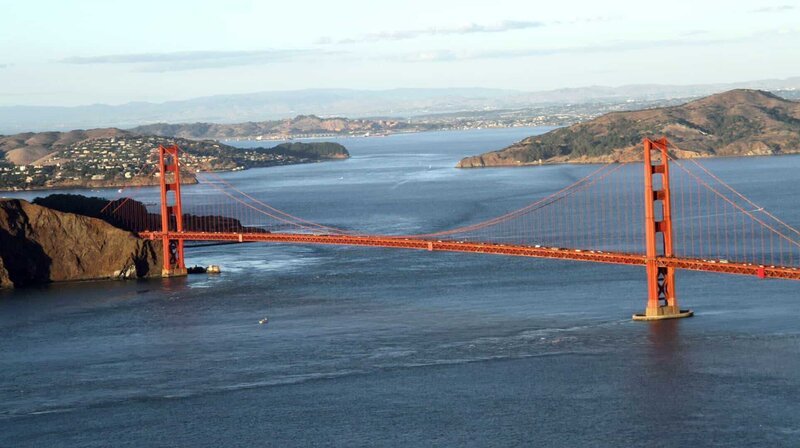 Täglich überqueren 120 000 Fahrzeuge die orangefarbene Golden Gate Bridge. Die Brücke sollte eigentlich Grau gestrichen werden, doch den Einwohnern gefiel die Farbe des Rostschutzmittels so gut, dass der Bauingenieur Joseph B. Strauss beschloss, den Farbton der Brücke so zu belassen. – Bild: phoenix/​ZDF/​SNI/​SI Networks L.L.C.,