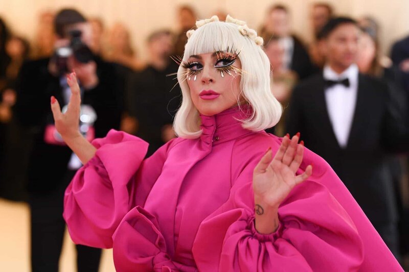 Lady Gaga ist berühmt für ihren außergewöhnlichen Kleidungsstil und für schrille Kostüme. 2019, bei der Met Gala in New York, wechselte sie gleich viermal ihre Garderobe. – Bild: ZDF und David Fisher/​Shutterstock.