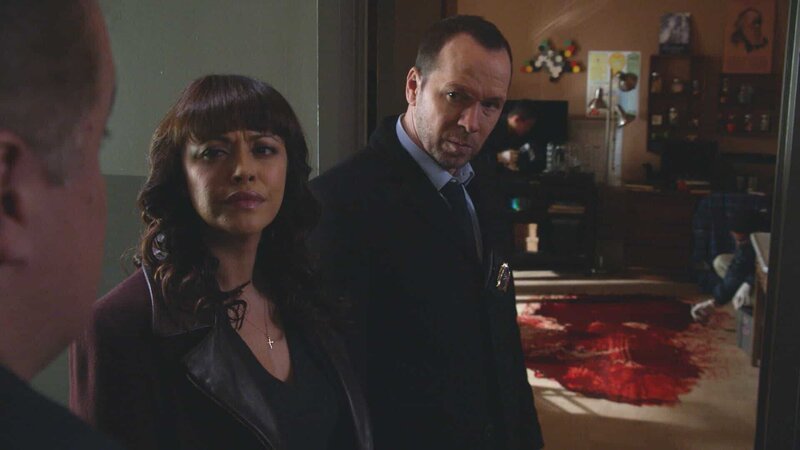 „The Poor Door“ -- Danny and Baez investigate a murder of a lower income resident in a luxury building where 20 percent of the units are made affordable for lower income housing. Also, Frank takes issue with a detective friend of Gormley\’s who takes advantage of his position with legal loopholes, on BLUE BLOODS, Friday, Feb. 6 (10:00–11:00 PM, ET/​PT) on the CBS Television Network. Pictured: Donnie Wahlberg as Danny Reagan, Marisa Ramirez as Det.Maria Baez.Photo: CBS ÃÂ©2014 CBS Broadcasting Inc. All Rights Reserved. – Bild: 2014 CBS Broadcasting Inc. All Rights Reserved. Lizenzbild frei