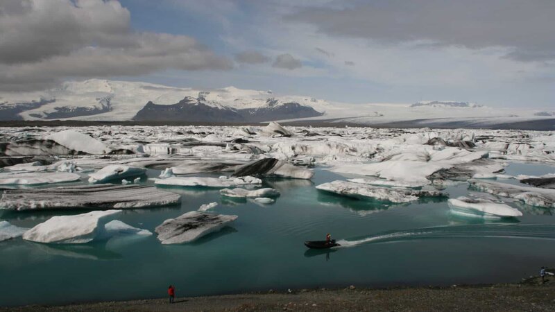 Island ist besonders für die Geologieforschung wichtig, denn die Auswirkungen der Plattentektonik sind hier überall spürbar. – Bild: ZDF und Nick Eyles./​Nick Eyles