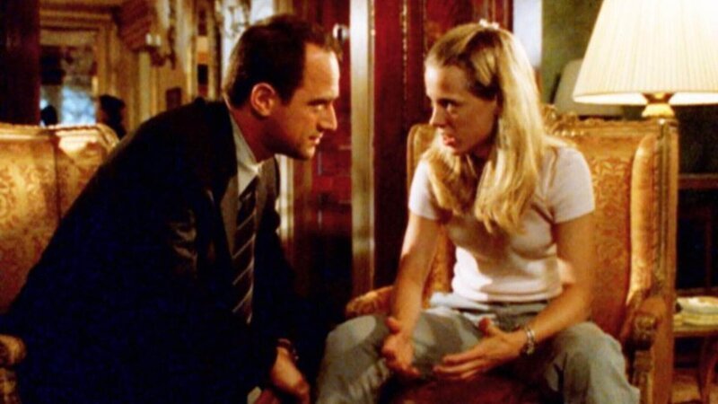 Detective Elliot Stabler (Christopher Meloni) befragt Emily Harlin (Allison Munn), die Tochter des millionenschweren Opfers. Sie hat ihren Vater tot in seinem Schlafzimmer gefunden. – Bild: RTL