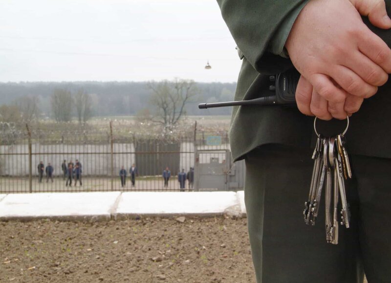 Ein Wärter im Gefängnis Butscha in der Nähe der ukrainischen Hauptstadt Kiew – Bild: ZDFinfo