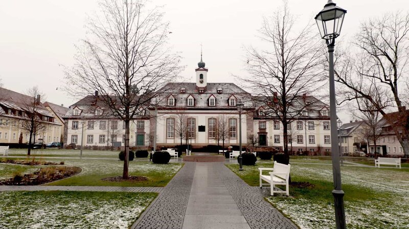 Das spätbarocke Kirchengebäude steht am quadratisch angelegten Zinzendorfplatz in Königsfeld im Schwarzwald. – Bild: MDR/​SWR/​Anna Neuhaus