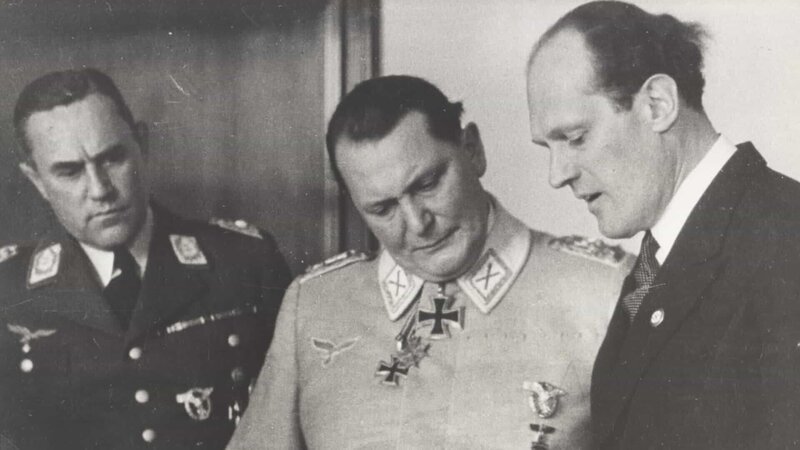 Oberbefehlshaber der deutschen Luftwaffe, Hermann Göring (M.), mit seinem Adjutanten Karl Bodenschatz (l.) und dem Ingenieur Willy Messerschmitt (r.). – Bild: ZDF und Spiegel-TV./​Spiegel-TV