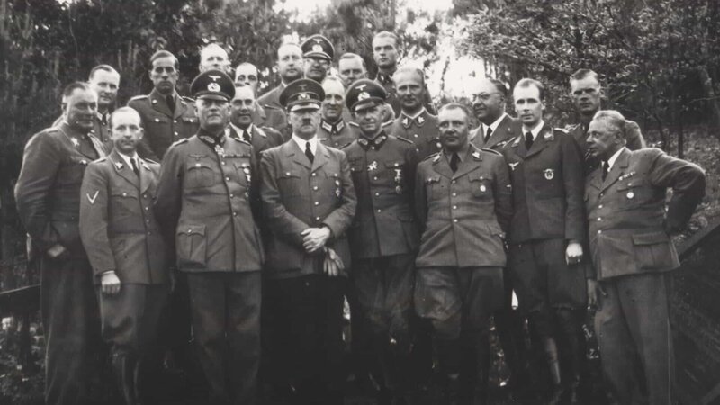 Adolf Hitler im Kreise hoher Offiziere und Generäle während des Westfeldzuges 1940. – Bild: ZDF und Spiegel-TV./​Spiegel-TV