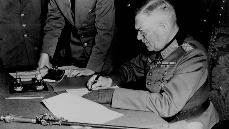 Generalfeldmarschall Keitel unterschreibt die Kapitulation. In Europa ist der Krieg am 8. Mai 1945 beendet. – Bild: ZDF und National Archives./​National Archives