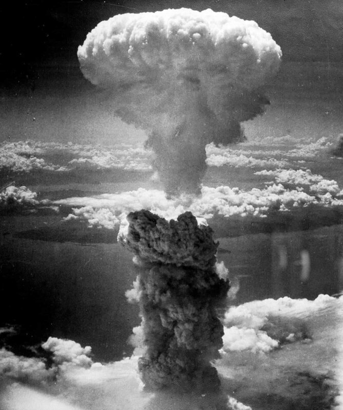 Atombombenabwurf mit einer Boeing B-29 Superfortress auf Nagasaki am 9. August 1945. Der Atompilz stieg 18 km hoch. – Bild: CC0 Public Domain