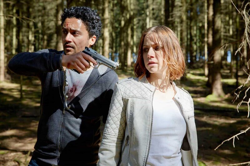 Anwar Shahin (Omar El-Saeidi) nimmt Jenny (Katrin Heü) in seiner öberforderung als Geisel und flieht durch den Wald … – Bild: RTL /​ Guido Engels