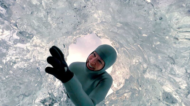 Anna in einem hohlen Eisblock am Diamond Beach (Island). – Bild: ZDF und NDR/​Henning Rütten.