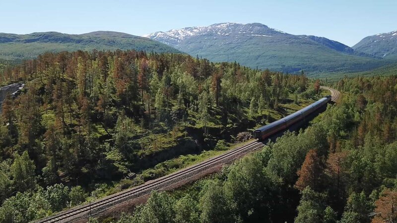 Endlose Wälder, mächtige Berge: Die Nordlandbahn auf ihrem Weg durch wilde Natur Norwegens. – Bild: N24 Doku