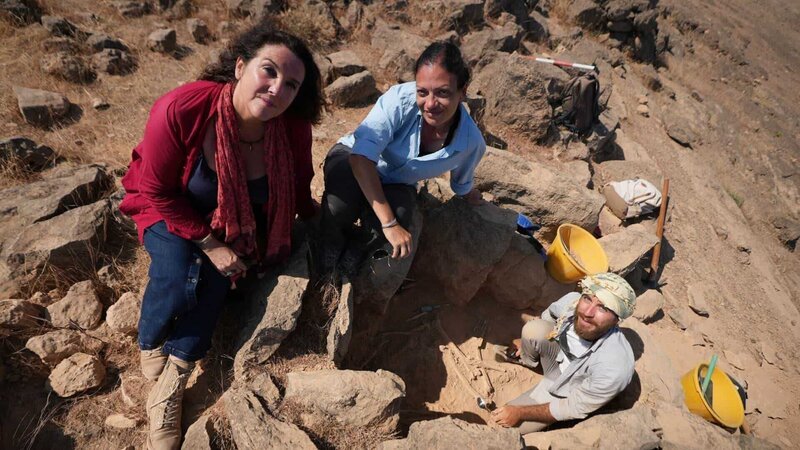 Bettany (l.) und Silvia bei den Ausgrabungen eines antiken Grabes in einer Nekropolis. +++ – Bild: RTL /​ SANDSTONE GLOBAL PRODUCTIONS /​ Oman