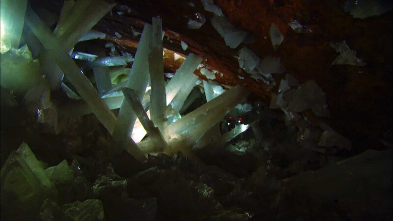 In dieser mexikanischen Höhle finden sich riesige Kristalle aus Marienglas – eine Form von Gips– – Bild: ZDF und Channel Nine.