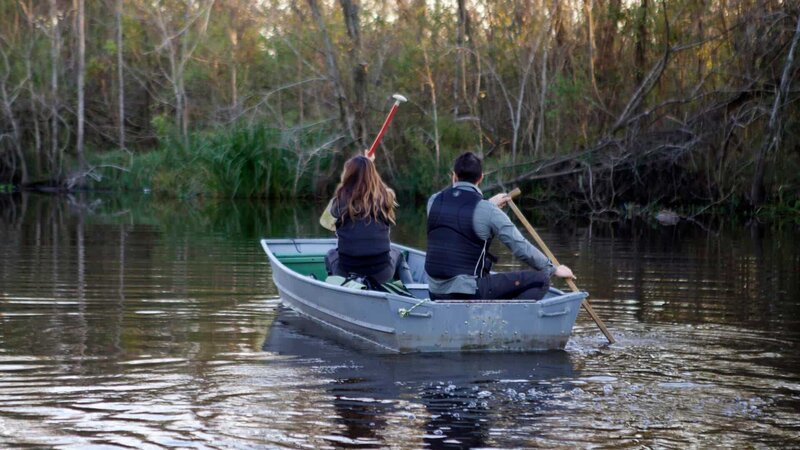 Phil und Jess paddeln mit dem Kanu für eine nächtliche Erkundung los – Bild: Circle The Globe Productions /​ Discover Images – TEUX405_QCAM08 /​ © 2023, Discovery, Inc. All Rights Reserved.
